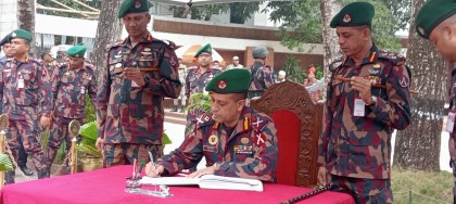 টুঙ্গিপাড়ায় জাতির পিতার সমাধিতে নবনিযুক্ত বিজিবি মহাপরিচালকের শ্রদ্ধা নিবেদন