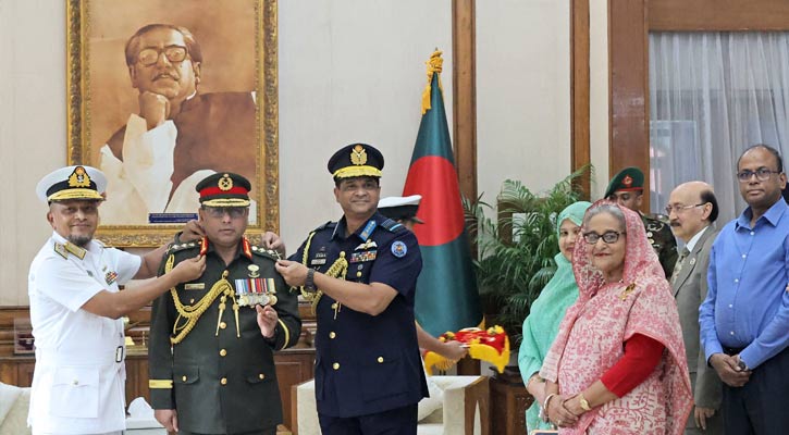 র‍্যাংক-ব্যাজ পরানো হল নবনিযুক্ত সেনাপ্রধানকে