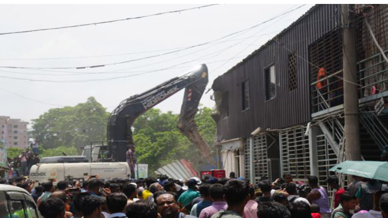 ৬০টি অবৈধ্য স্থাপনা গুড়িয়ে প্রায় ১০ বিঘা ভূমি উদ্ধার ডিএনসিসির