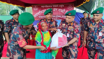 লালমনিরহাটে বন্যাদুর্গতদের মাঝে বিজিবি মহা-পরিচালকের ত্রাণ বিতরণ