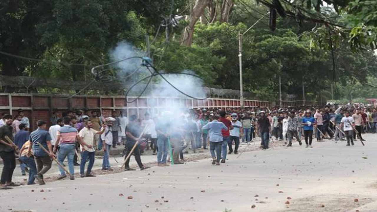 ঢাকা বিশ্ববিদ্যালয়ের শহীদুল্লাহ হল এলাকায় সংঘর্ষ চলছেই