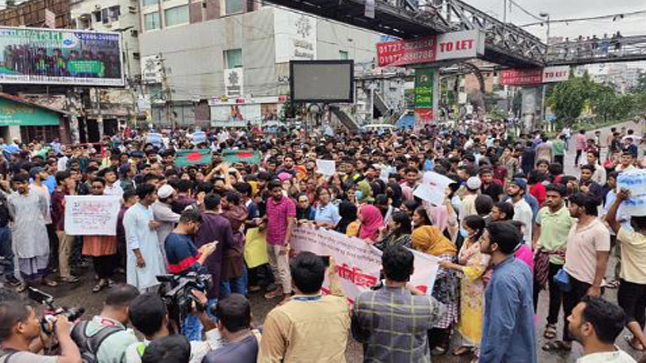 সায়েন্স ল্যাব মোড় অবরোধ করেছেন আন্দোলনকারীরা