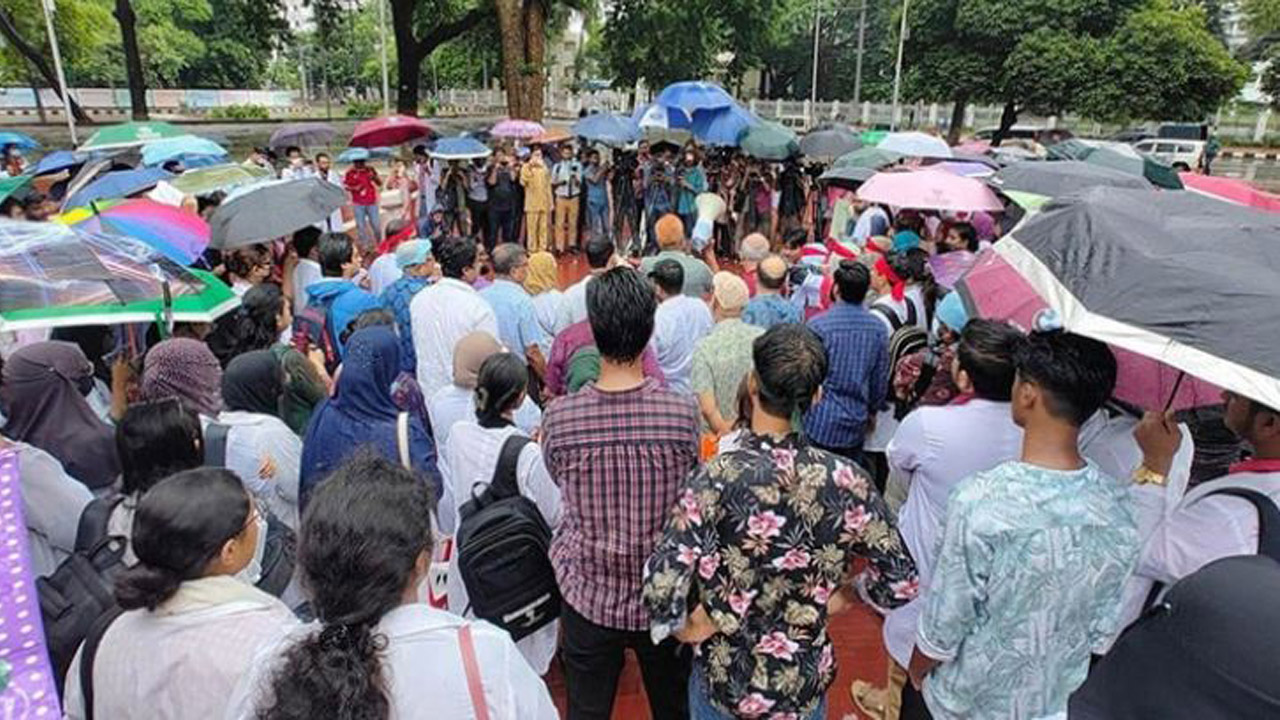 শিক্ষার্থীদের পক্ষে এবার মাঠে চিকিৎসকেরা