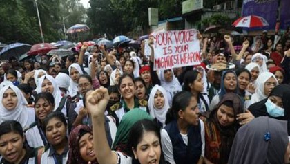 উত্তরায় বৃষ্টি উপেক্ষা করে ‘মার্চ ফর জাস্টিস কর্মসূচিতে’ শিক্ষার্থীরা, স্লোগানে উত্তাল