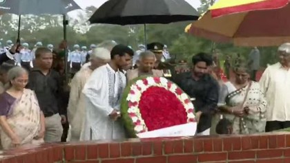 জাতীয় স্মৃতিসৌধে অন্তর্বর্তী সরকারের শ্রদ্ধা
নেতৃত্ব দিয়েছেন ড. ইউনূস