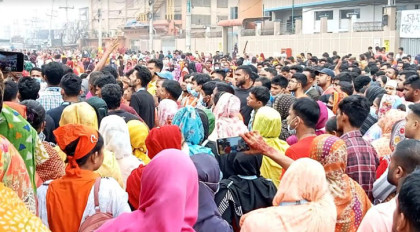 বকেয়া বেতনের দাবিতে পোশাক শ্রমিকদের মহাসড়ক অবরোধ 